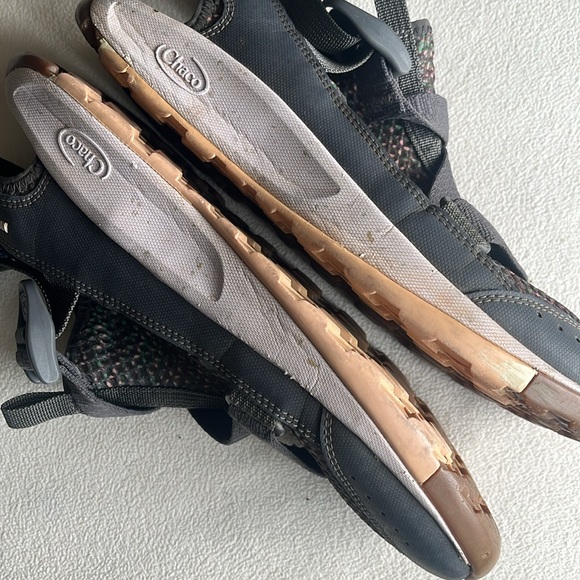 Chaco water shoes / sandals size 9, closed toe. - Picture 6 of 7